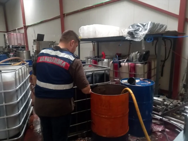 Bursa'da Jandarmadan Büyük Baskın: Binlerce Litre Kaçak Yağ Ele Geçirildi
