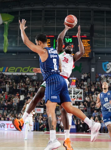 Anadolu Efes, İzmir'de Karşıyaka'yı Mağlup Etti
