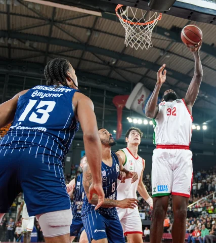 Anadolu Efes, İzmir'de Karşıyaka'yı Mağlup Etti