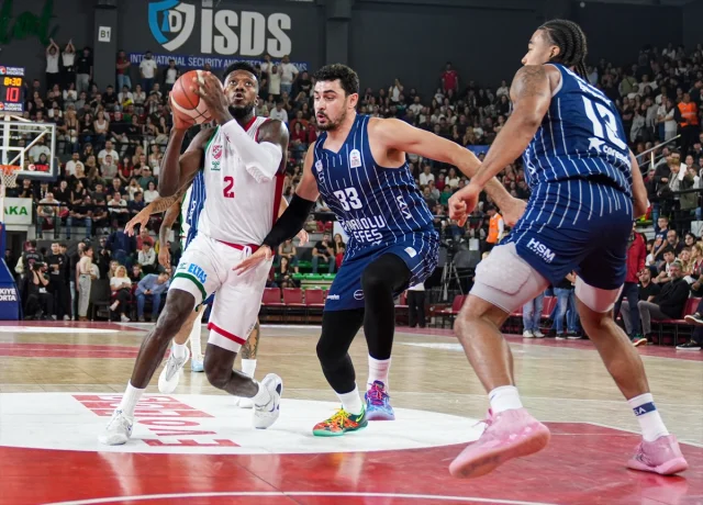 Anadolu Efes, İzmir'de Karşıyaka'yı Mağlup Etti
