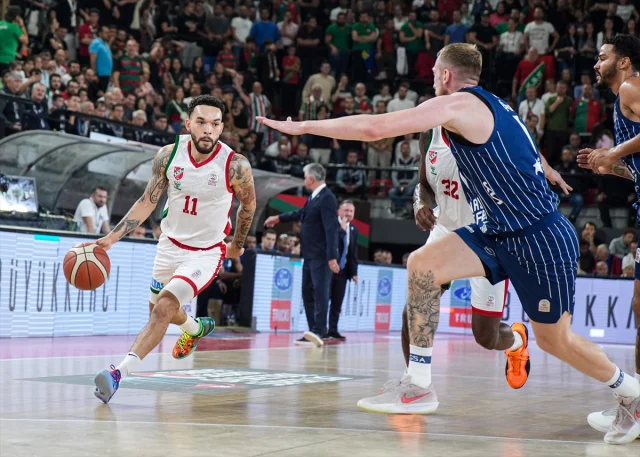 Anadolu Efes, İzmir'de Karşıyaka'yı Mağlup Etti