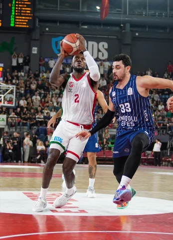 Anadolu Efes, İzmir'de Karşıyaka'yı Mağlup Etti