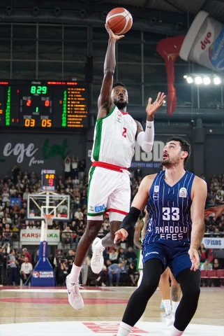 Anadolu Efes, İzmir'de Karşıyaka'yı Mağlup Etti