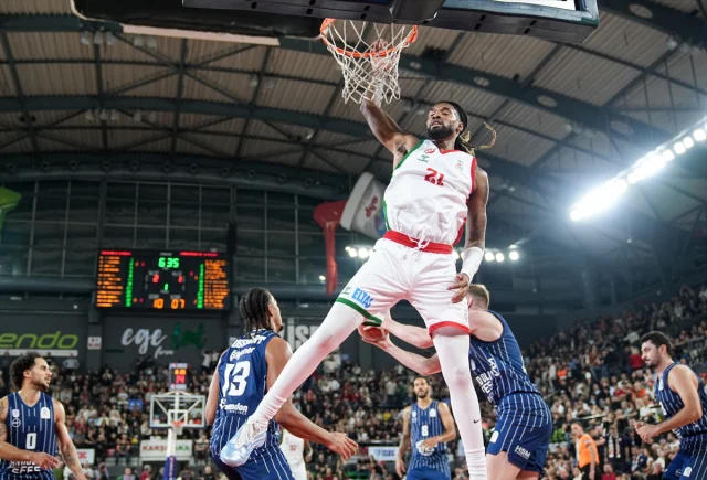 Anadolu Efes, İzmir'de Karşıyaka'yı Mağlup Etti