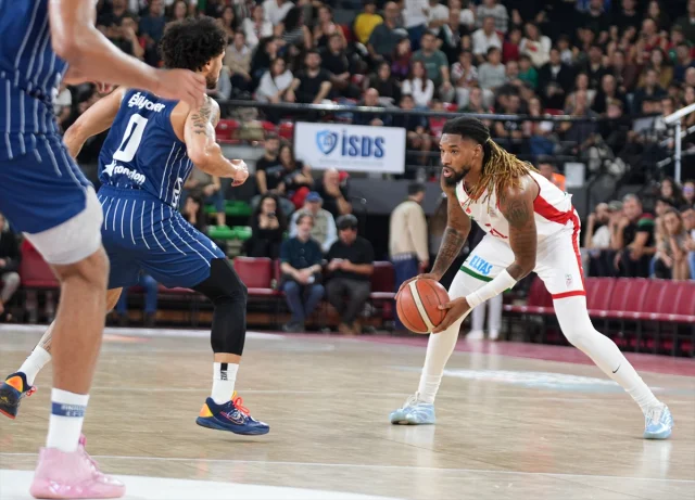 Anadolu Efes, İzmir'de Karşıyaka'yı Mağlup Etti