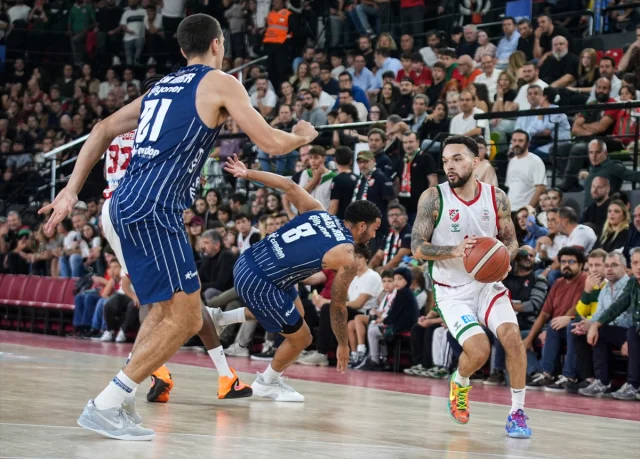 Anadolu Efes, İzmir'de Karşıyaka'yı Mağlup Etti