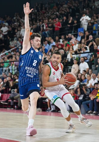 Anadolu Efes, İzmir'de Karşıyaka'yı Mağlup Etti