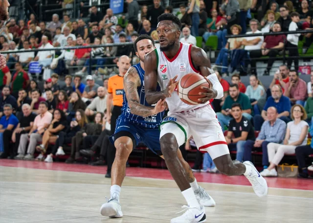 Anadolu Efes, İzmir'de Karşıyaka'yı Mağlup Etti