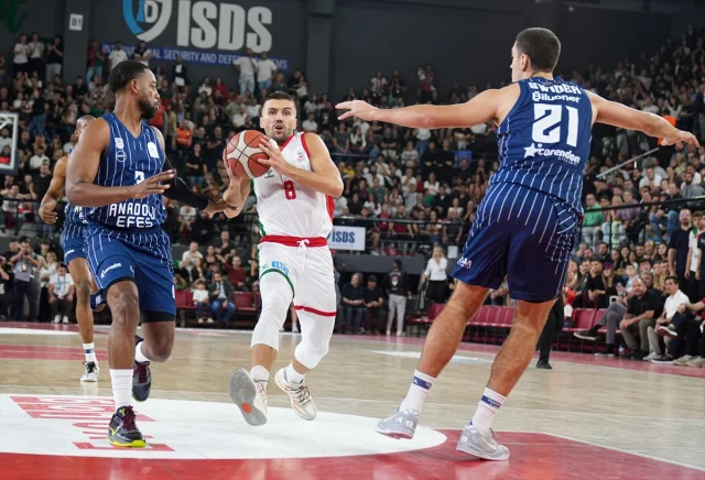 Anadolu Efes, İzmir'de Karşıyaka'yı Mağlup Etti