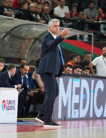 Anadolu Efes, İzmir'de Karşıyaka'yı Mağlup Etti