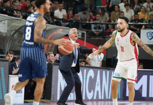 Anadolu Efes, İzmir'de Karşıyaka'yı Mağlup Etti