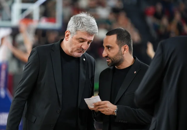 Anadolu Efes, İzmir'de Karşıyaka'yı Mağlup Etti