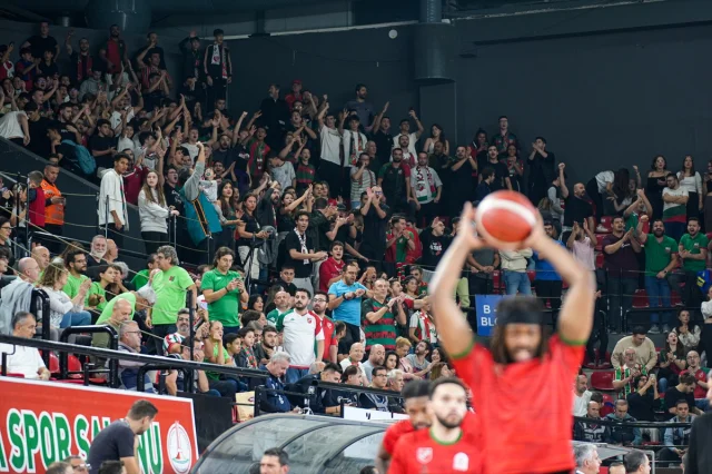 Anadolu Efes, İzmir'de Karşıyaka'yı Mağlup Etti