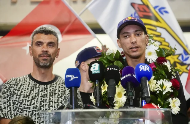 Toprak Razgatlıoğlu Türkiye'yi Gururlandırıyor: Dünya Şampiyonu Yurda Döndü