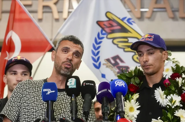 Toprak Razgatlıoğlu Türkiye'yi Gururlandırıyor: Dünya Şampiyonu Yurda Döndü