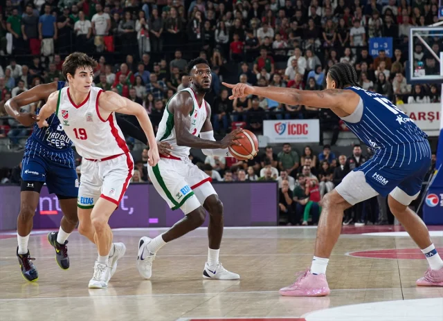 Anadolu Efes, İzmir'de Karşıyaka'yı Mağlup Etti