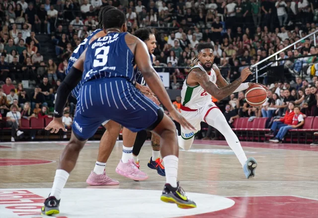Anadolu Efes, İzmir'de Karşıyaka'yı Mağlup Etti