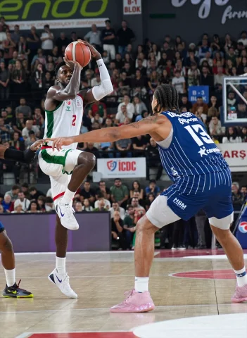 Anadolu Efes, İzmir'de Karşıyaka'yı Mağlup Etti