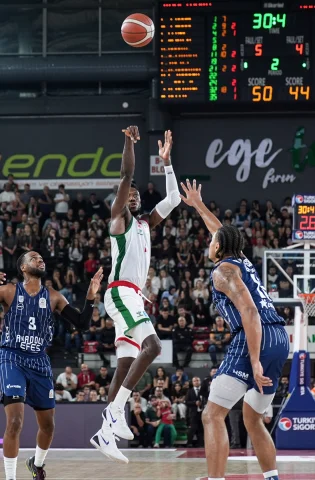 Anadolu Efes, İzmir'de Karşıyaka'yı Mağlup Etti