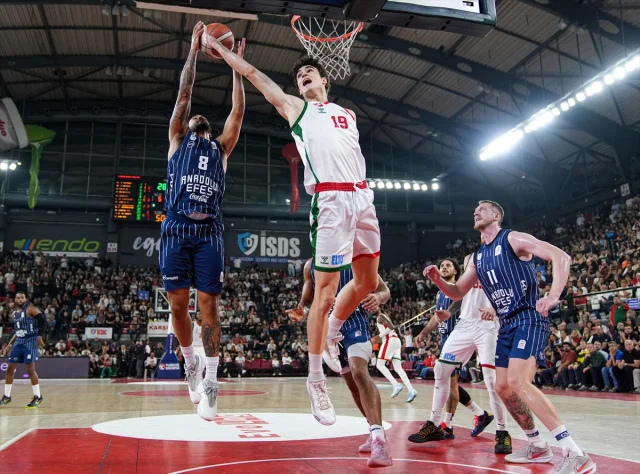 Anadolu Efes, İzmir'de Karşıyaka'yı Mağlup Etti