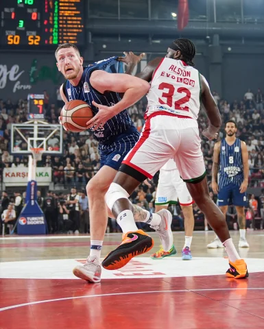 Anadolu Efes, İzmir'de Karşıyaka'yı Mağlup Etti