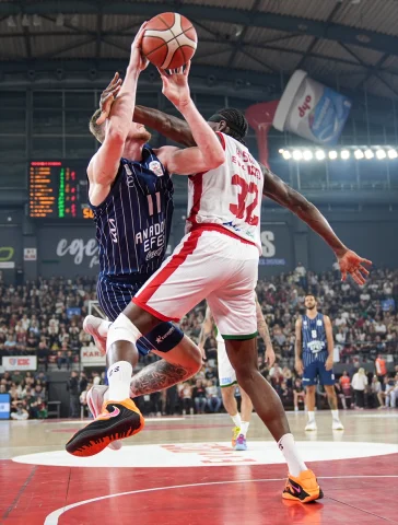Anadolu Efes, İzmir'de Karşıyaka'yı Mağlup Etti