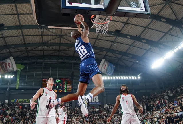 Anadolu Efes, İzmir'de Karşıyaka'yı Mağlup Etti