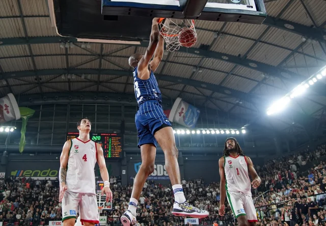 Anadolu Efes, İzmir'de Karşıyaka'yı Mağlup Etti