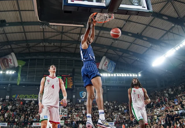 Anadolu Efes, İzmir'de Karşıyaka'yı Mağlup Etti
