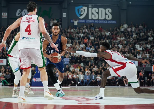 Anadolu Efes, İzmir'de Karşıyaka'yı Mağlup Etti