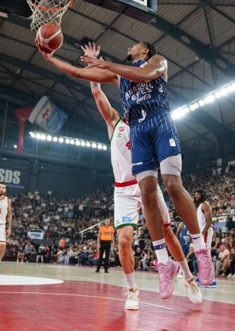 Anadolu Efes, İzmir'de Karşıyaka'yı Mağlup Etti