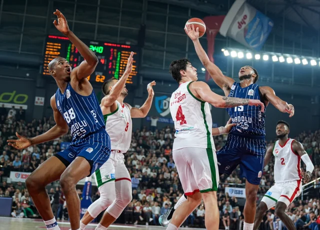Anadolu Efes, İzmir'de Karşıyaka'yı Mağlup Etti