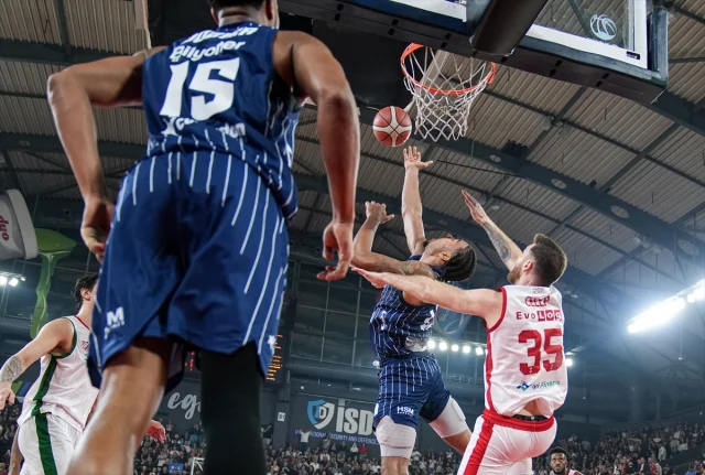 Anadolu Efes, İzmir'de Karşıyaka'yı Mağlup Etti