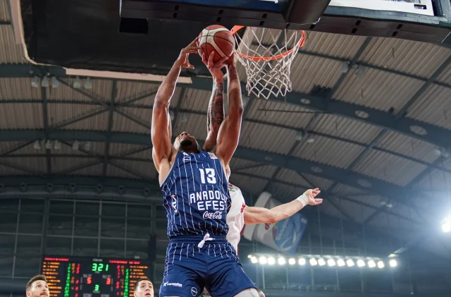 Anadolu Efes, İzmir'de Karşıyaka'yı Mağlup Etti