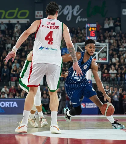 Anadolu Efes, İzmir'de Karşıyaka'yı Mağlup Etti