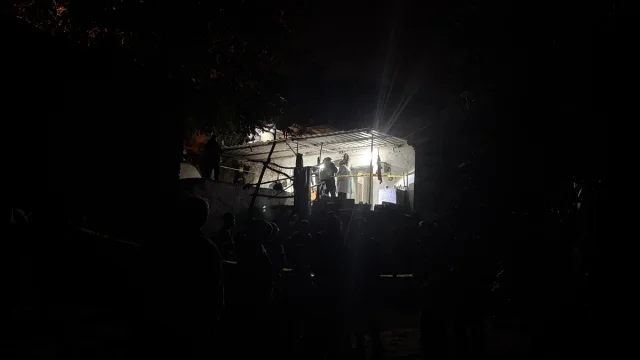 İzmir'de aile faciası: Baba oğlunu öldürdü, karısını ağır yaraladı