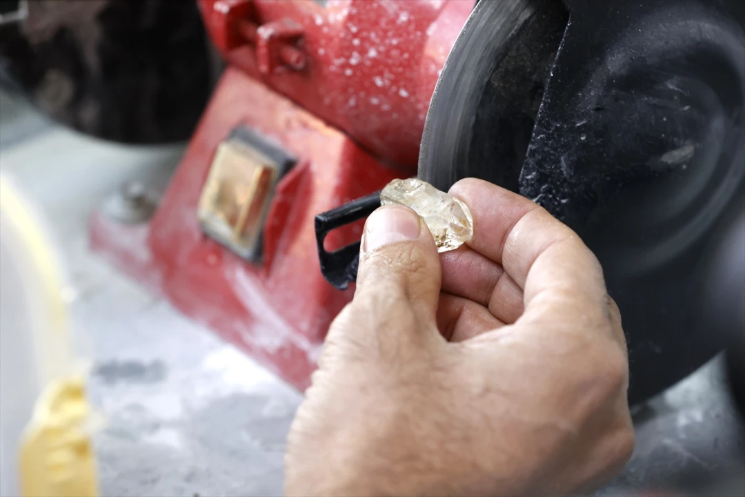 Malatya'da Yüzüğünü Tamir Ederken Keşfettiği Yetenekle Doğal Taşları Sanata Dönüştürüyor