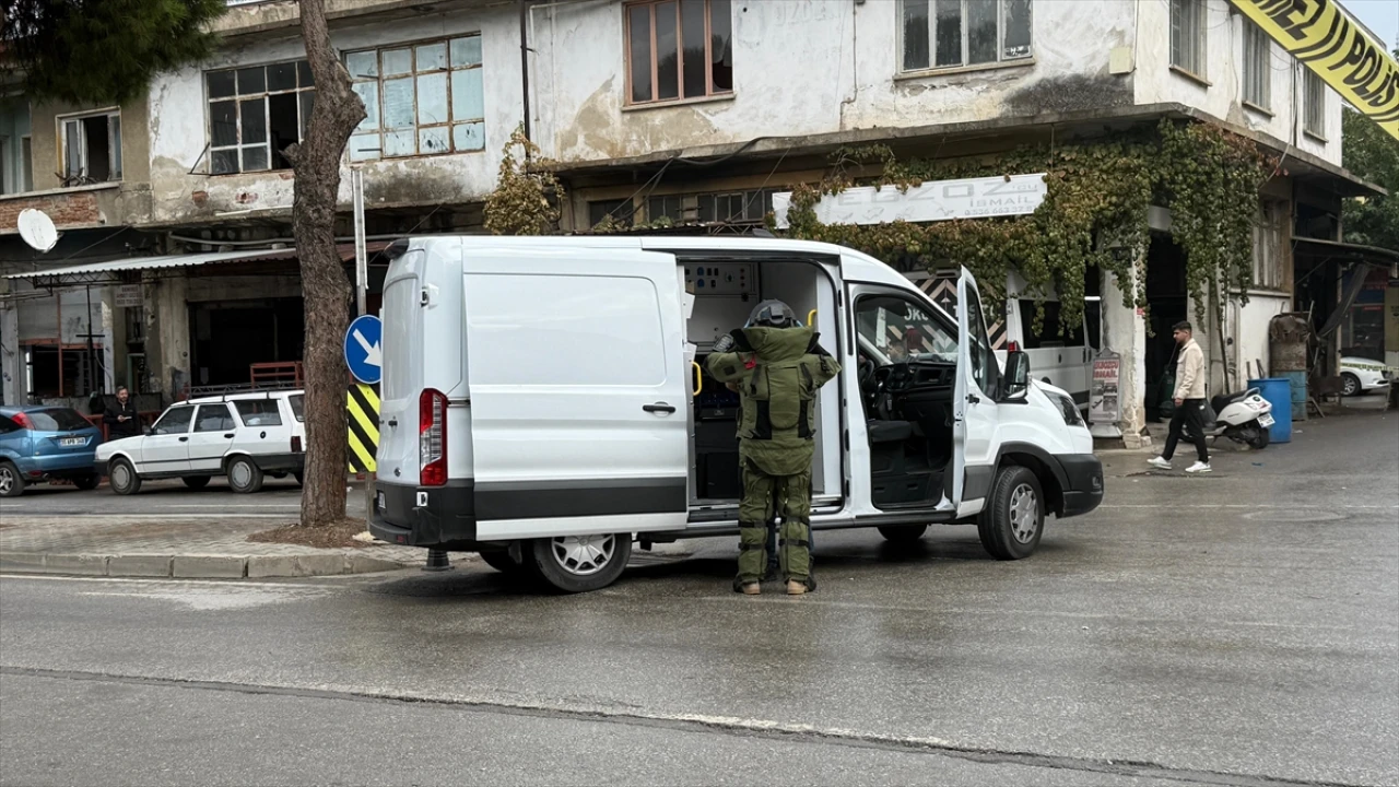 İzmir'de Tarlada Bulunan Gizemli El Bombası Panik Yarattı