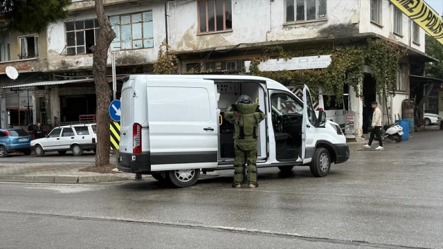 İzmir'de Tarlada Bulunan Gizemli El Bombası Panik Yarattı