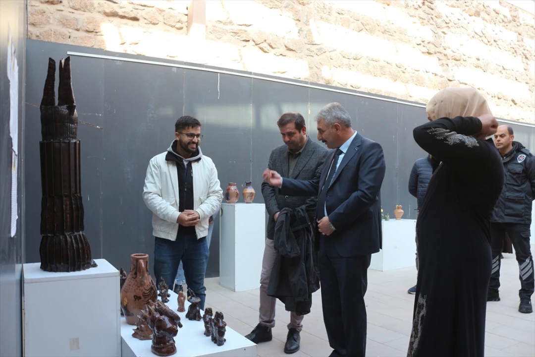 İshak Paşa Sarayı'nda Büyüleyici Seramik Sergisi