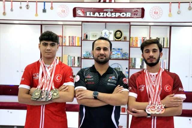 Milli Dartçılar Slovakya'da Dünya Şampiyonluğu İçin Sahnede