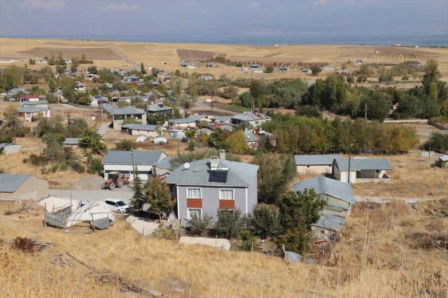 Van'da depremin vurduğu köyde hayat yeniden başladı