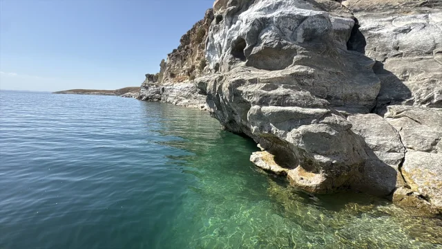 Adıyaman'da şaşırtıcı keşif: Su altındaki antik kaya resimle...