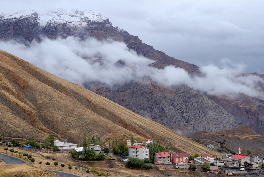 Hakkari'de kar yağışı yolları kapattı 