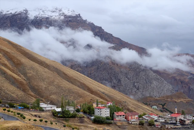 Hakkari'de kar yağışı yolları kapattı 