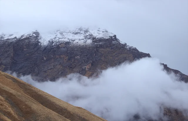 Hakkari'de kar yağışı yolları kapattı 