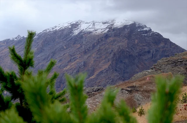 Hakkari'de kar yağışı yolları kapattı 