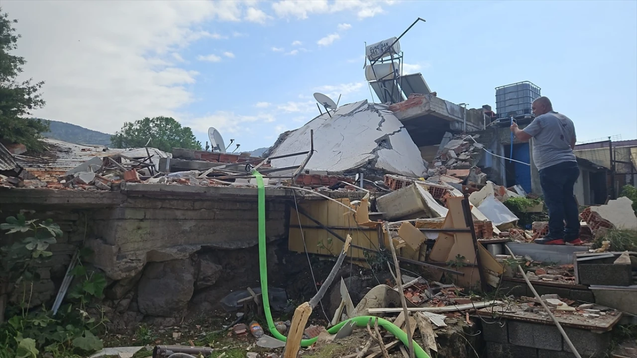 Bayraklı'da Şok Patlama Mahalleliyi Endişelendirdi