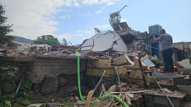 Bayraklı'da Şok Patlama Mahalleliyi Endişelendirdi
