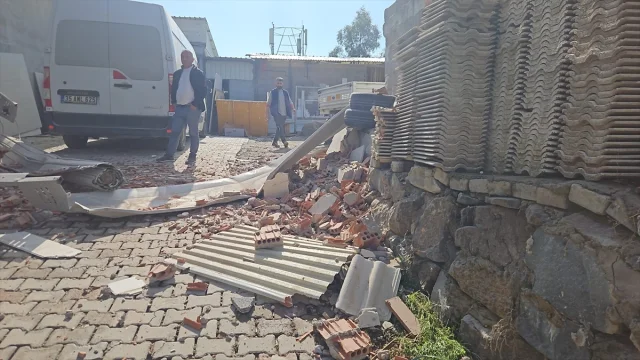 Bayraklı'da Şok Patlama Mahalleliyi Endişelendirdi